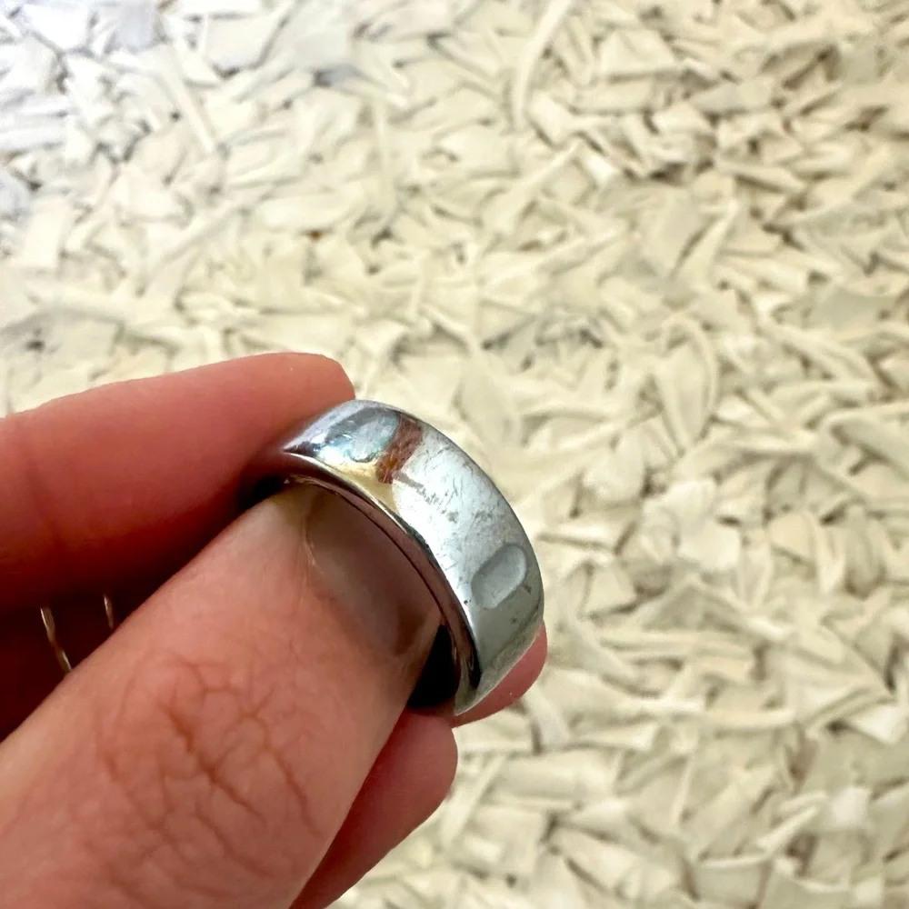 Oura Ring Charging Puck in Black with Silver Accent